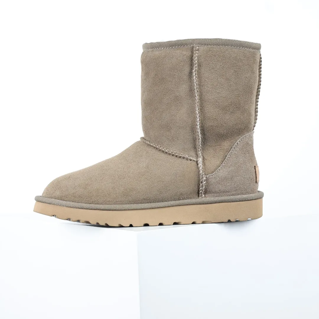 Pick up locally 💰600 Core recommended good price Cashmere insoles are a very suitable choice for keeping warm in winter and at home. In the new year, uug launched a series of styles, which are partially geared towards the preferences of young consumers and have also moved to the forefront of fashion trends. Shoe body material Water-repellent coated suede upper 17mm UGGPURE™ implanted wool insole Lightweight non-slip comfortable rubber outsole With brand LOGO Trademark Comes with a full set of packaging Size: 35 36 37 38 39 40